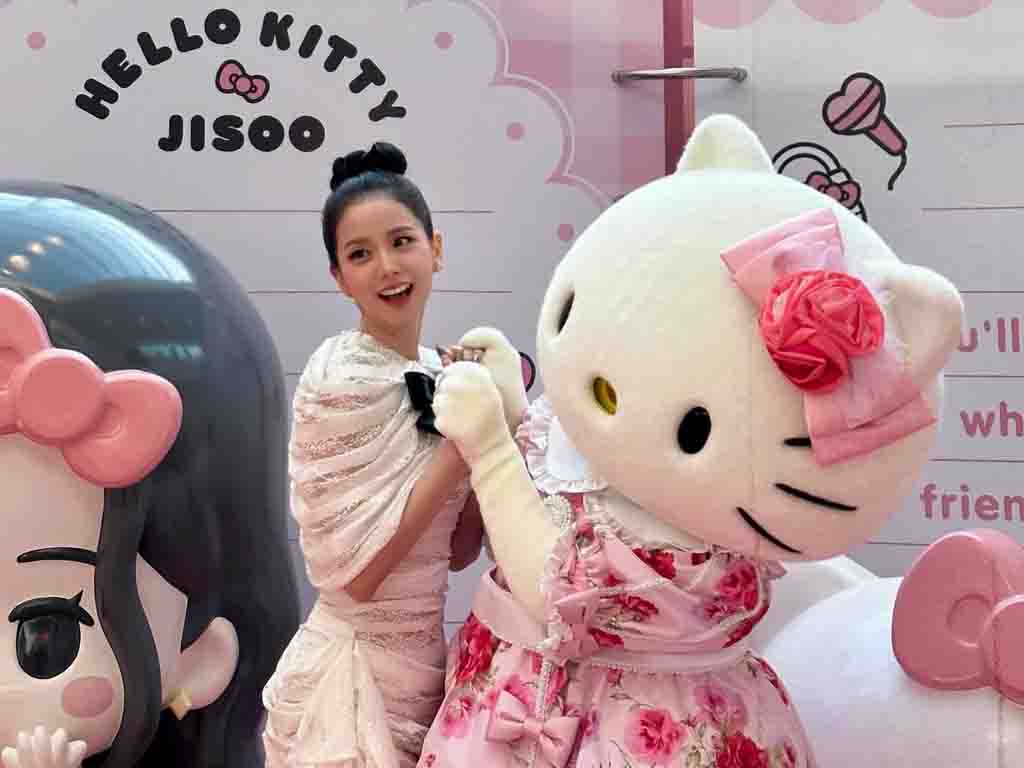 Merchandise Kolaborasi Jisoo BLACKPINK x Hello Kitty Resmi Hadir di Jakarta