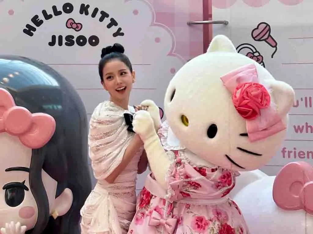 Merchandise Kolaborasi Jisoo BLACKPINK x Hello Kitty Resmi Hadir di Jakarta