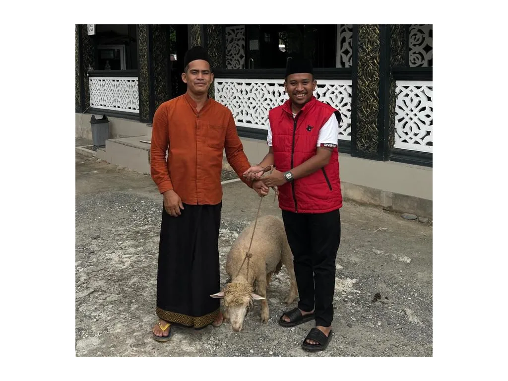 Anggota DPRD Langkat Matthew Sinulingga Salurkan Hewan Kurban ke 4 Rumah Ibadah