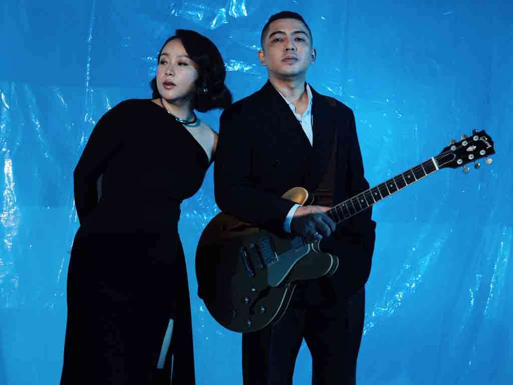 Ada Gitaris Mew di Album Blue. Milik Ade Govinda dan Gloria Jessica